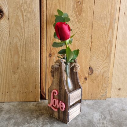 Caja de madera con decoracion de fieltro LOVE colores de San Valentín con rosa roja natural