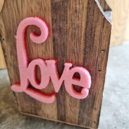 Caja de madera con decoracion de fieltro LOVE colores de San Valentín con rosa roja natural